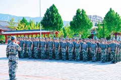 <b>训期间通过内务评比、队列会操等体例强化规律</b>